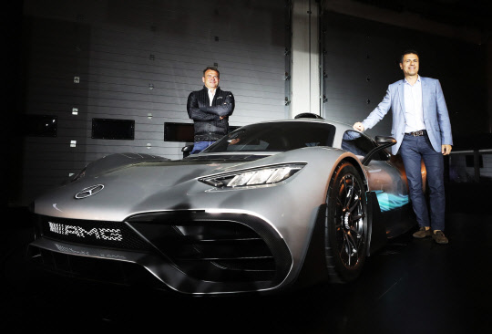 8일 오전 경기도 용인시 에버랜드 AMG스피드웨이에서 열린 트랙 개장 행사에서 토비아스 뫼어스 메르세데스-AMG 회장(왼쪽)과 디미트리스 실라키스 메르세데스-벤츠 코리아 사장이 메르세데스-AMG 프로젝트 원 앞에서 포즈를 취하고 있다.  <연합뉴스>